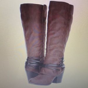 NWOT Womens Fergalicious Boots Brown 7